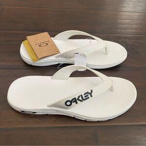 New Oakley white flat flip flop sandals men’s size 12